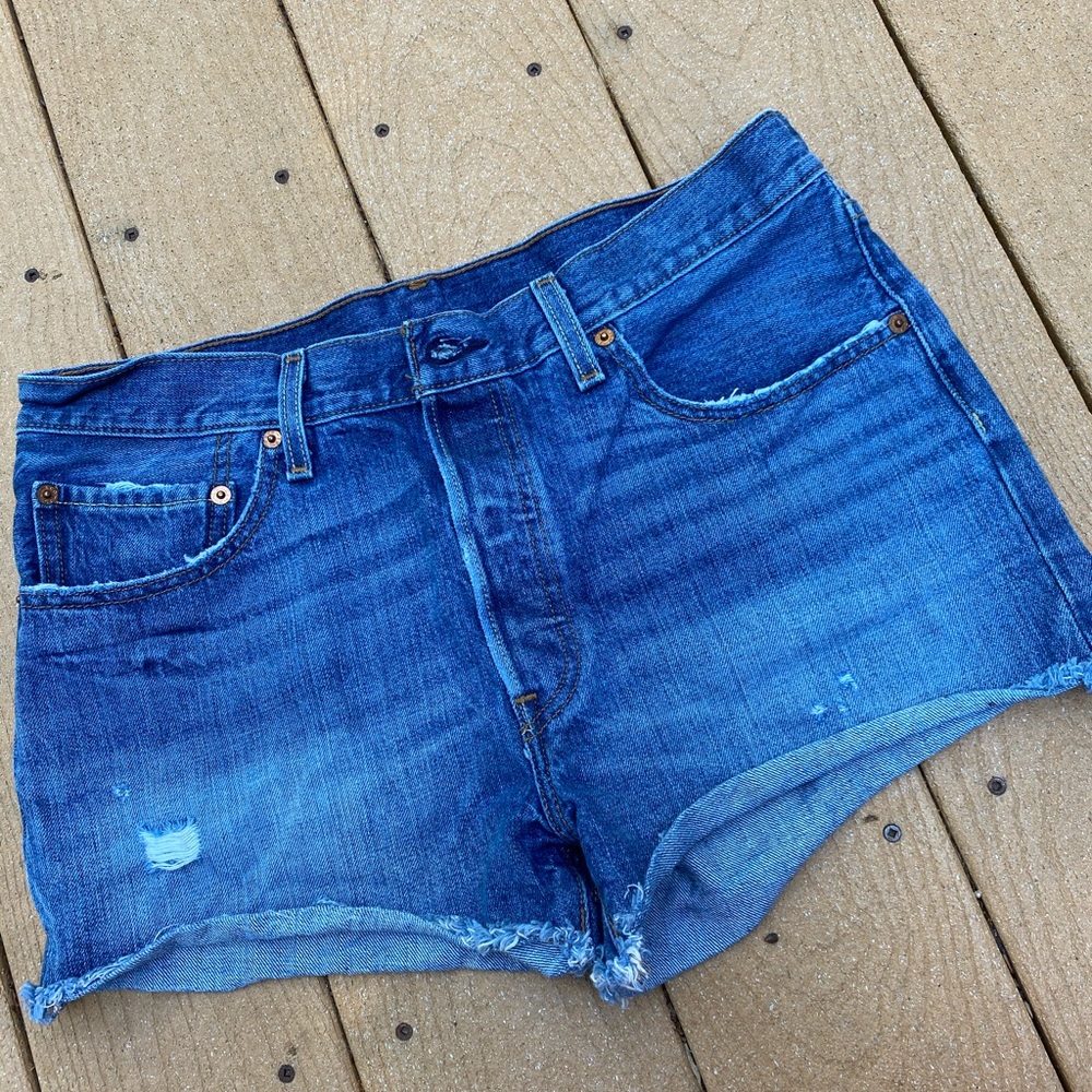 LEVI Shorts - Picture 2 of 4